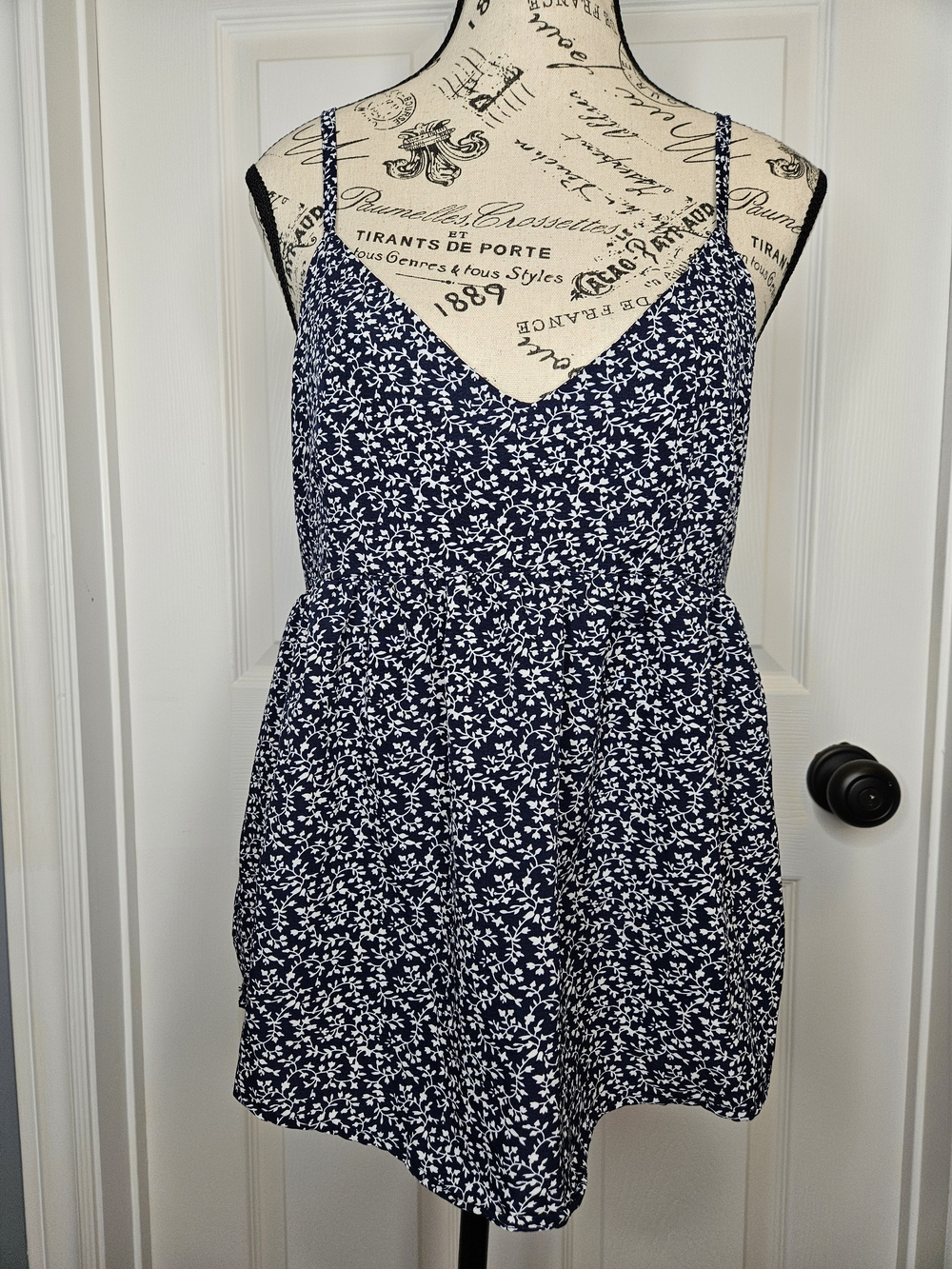 NWOT SHEIN Navy Blue White Floral Spaghetti Strap Top Size L Relaxed Fit Cami